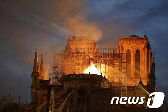 15일(현지시간) 큰 화재가 발생한 프랑스 파리 노트르담 대성당. © AFP=뉴스1