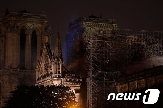 프랑스 노트르담 대성당에서 15일(현지시간) 대형 화재가 발생해 첨탑과 지붕이 소실됐다. © AFP=뉴스1