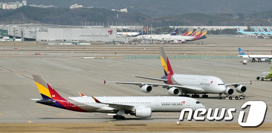 16일 인천국제공항 활주로에 아시아나항공 여객기가 계류돼 있다./뉴스1 © News1 이재명 기자