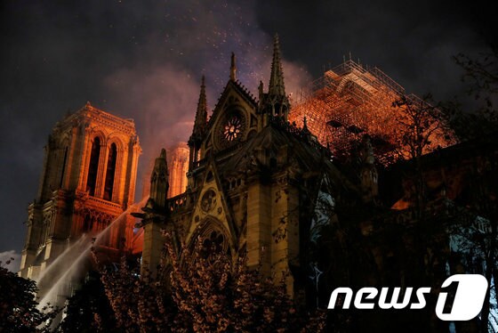 15일(현지시간) 발생한 화재로 일부분이 소실된 프랑스 파리 노트르담 대성당 © 로이터=뉴스1