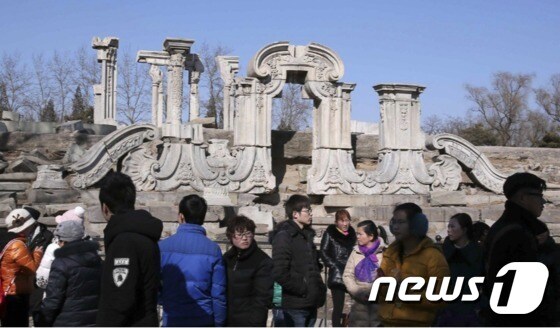 주춧돌만 남아 있는 원명원 유적지를 광광객들이 둘러보고 있다. © AFP=뉴스1