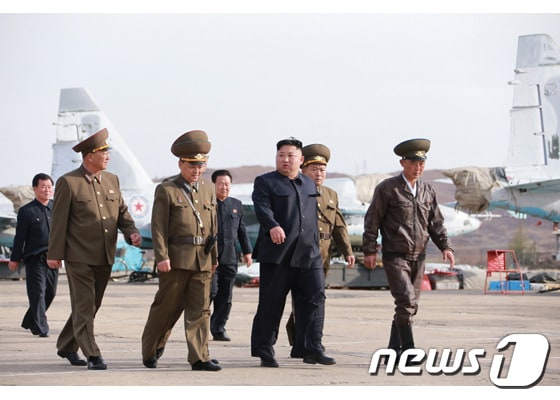 북한 김정은 국무위원장이 '불시에' 공군 부대를 시찰했다고 17일 노동당 기관지 노동신문이 보도했다.(노동신문) 2019.04.17.© 뉴스1
