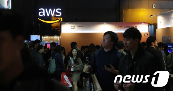 지난달 17일 서울 강남구 코엑스에서 열린 'AWS(아마존웹서비스) 서밋 서울 2019'을 찾은 관람객들이 전시장을 둘러보고 있다.  © News1 이승배 기자