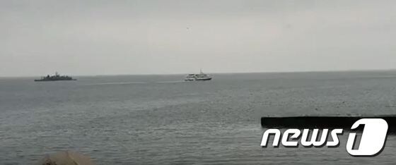 대연평항에 접안에 실패한 여객선(오른쪽).(독자 제공) © 뉴스1