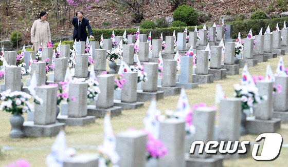 4·19 혁명 59주년을 하루 앞둔 18일 오후 서울 강북구 국립4·19민주묘지에서 4·19 유가족회 회원들이 묘비를 살펴보고 있다. 2019.4.18/뉴스1 © News1 오장환 기자