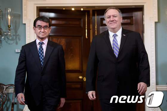 마이크 폼페이오 미국 국무장관이 19일 (현지시간) 워싱턴 국무부에서 2+2회담으 위해 방문한 고노 다로 일본 외무상과 만나고 있다. © AFP=뉴스1 © News1 우동명 기자
