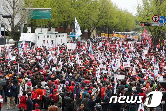 '국정운영 규탄' 청와대 인근에 모인 자유한국당