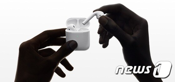 애플의 무선 이어폰 '에어팟' 2세대 제품(출처 : 애플 홈페이지)© 뉴스1