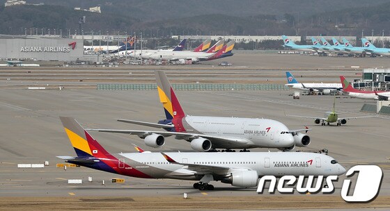 사진은 인천국제공항 활주로에 계류된 아시아나항공 여객기. 2019.4.23/뉴스 © News1 이재명 기자