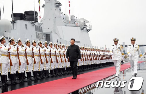 인민복 차림의 시진핑 중국 국가주석이 23일 산둥성 칭다오항에서 열린 해군 창설 70주년 기념 관함식에 앞서 해군 의장대의 사열을 받고 있다. © 로이터=뉴스1