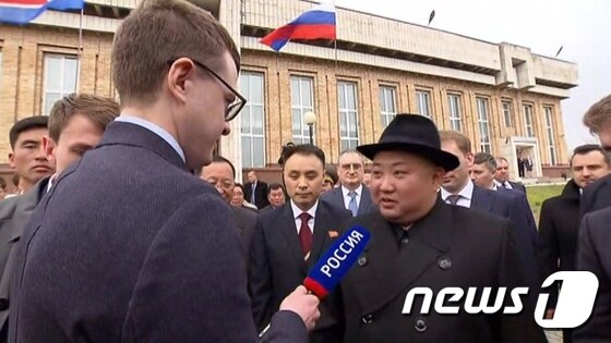 24일(현지시간) 러시아 하산역에 도착한 김정은 북한 국무위원장이 러시아 국영방송인 로시야1과 인터뷰하고 있다.(출처=vesti)© 뉴스1
