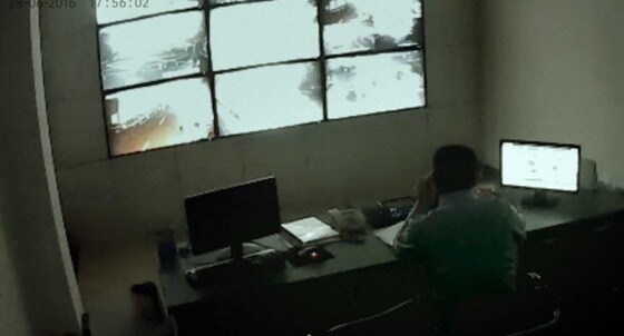 쉬빙의 '잠자리의 눈' 영상의 한 장면.(쉬빙스튜디오, 코리아나미술관 제공)© 뉴스1