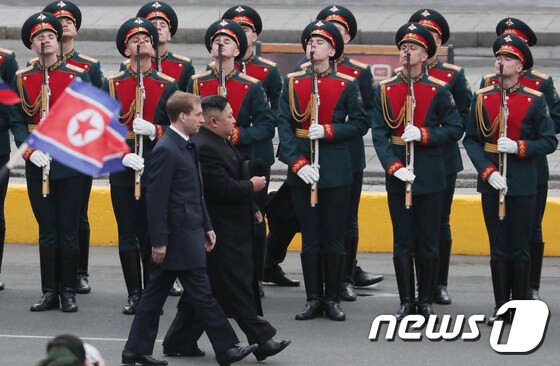 김정은 북한 국무위원장이 24일(현지시각) 오후 북·러 정상회담을 위해 러시아 블라디보스토크역에 도착한 후 러시아 군 의장대를 사열하고 있다. 2019.4.24/뉴스1 © News1 이재명 기자