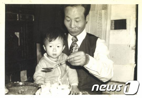 어린시절 김만호씨가 부친의 품에 안겨 있다.(중앙입양원 실종아동전문기관 제공)© 뉴스1