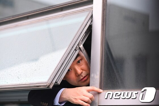 지난 4월25일 자유한국당 의원들이 채이배 의원실을 점거하자 채 의원이 창문을 통해 기자들에게 사개특위 출석의사를 밝히고 있다. © News1 이종덕 기자
