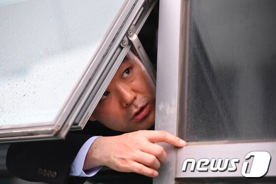 지난 4월25일 자유한국당 의원들이 채이배 의원실을 점거하자 채 의원이 창문을 통해 기자들에게 사개특위 출석의사를 밝히고 있다. 2019.4.25/뉴스1 © News1 이종덕 기자