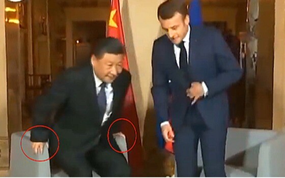 의자를 꽉 잡고 있는 시진핑 주석 - 유튜브 화면 갈무리