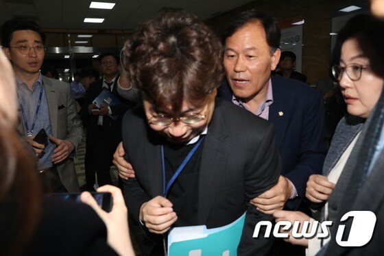 '패스트트랙 막아라' 민주당 관계자 막는 한국당 의원들