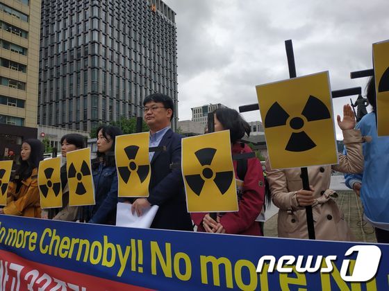 탈핵시민행동은 체르노빌 원자력 발전소 폭발 사고 33주기인 26일 오전 서울 광화문광장에서 기자회견을 열고 
