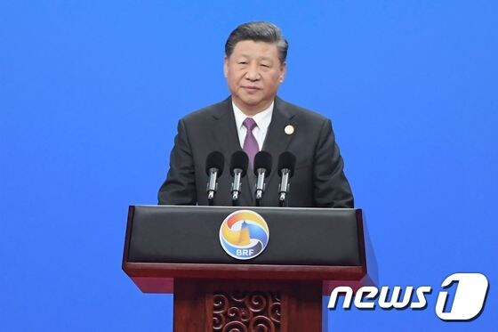 시진핑 중국 국가주석이 26일 베이징에서 열린 일대일로 국제협력 정상포럼 개막식에서 연설을 하고 있다. © AFP=뉴스1 © News1 우동명 기자