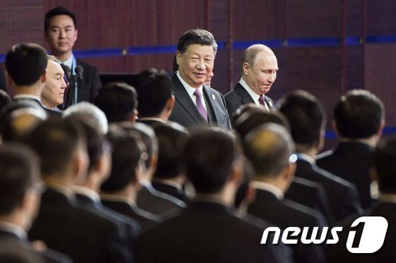 시진핑 중국 국가주석과 블라디미르 푸틴 러시아 대통령이 26일 베이징에서 열린 일대일로 국제협력 정상포럼 개막식에 함께 도착하고 있다. © AFP=뉴스1 © News1 우동명 기자
