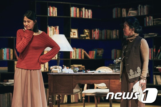 2인극 '단편소설집' 공연장면. 김소진(왼쪽)과 전국향 배우 © 뉴스1