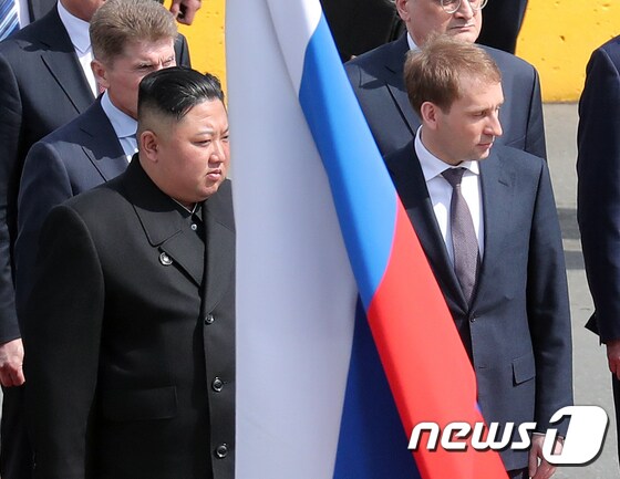 4월26일(현지시각) 김정은 북한 국무위원장이오후 러시아 블라디보스토크역에 도착해 사열을 받고 있다. 2019.4.26/뉴스1 © News1 이재명 기자