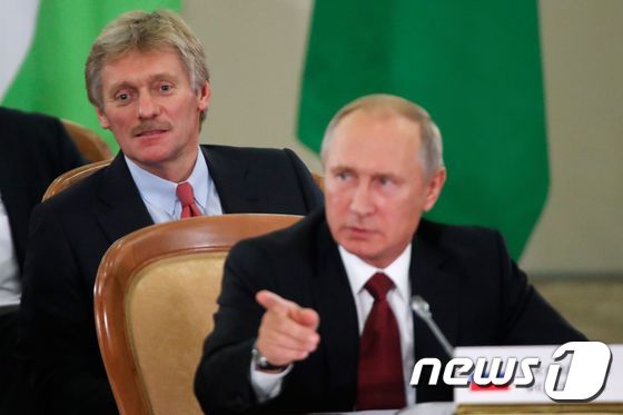 블라디미르 푸틴 (앞) 러시아 대통령과 드미트리 페스코프 크렘린궁 대변인. © AFP=뉴스1 자료 사진