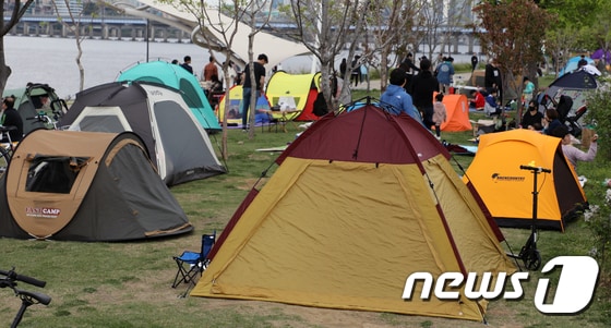 28일 서울 여의도 한강공원에서 시민들이 텐트를 치고 휴일을 즐기고 있다. 2019.4.28/뉴스1 © News1 황기선 기자