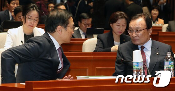 이해찬 더불어민주당 대표와 홍영표 원내대표. © News1 이종덕 기자