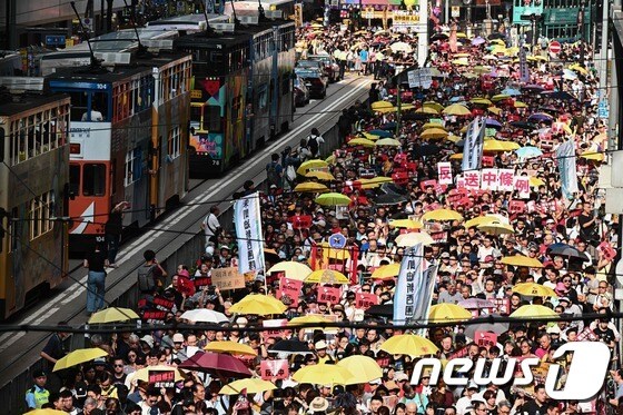 28일(현지시간) 홍콩 도심에서 정부가 입법을 추진하는 중국 본토로의 범죄인 인도 법안이 정치범 탄압 등에 악용될 것이라며 반대하는 대규모 시위가 벌어지고 있다. 이번 시위는 주최 측 추산 13만 명이 참가해 '우산 혁명'으로 불리는 2014년 민주화 시위 이후 최대 규모이다. © AFP=뉴스1 © News1 우동명 기자