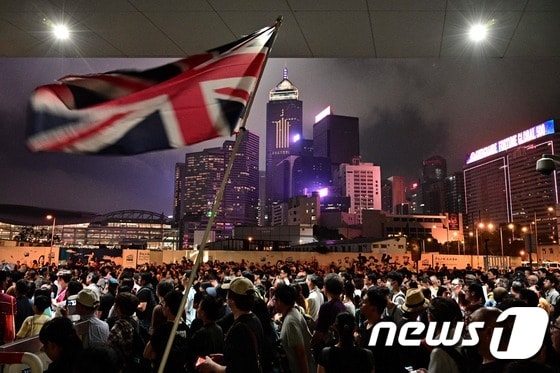 홍콩 도심에서 시민들이 영국 국기를 흔들고 있다. © AFP=뉴스1 © News1 우동명 기자