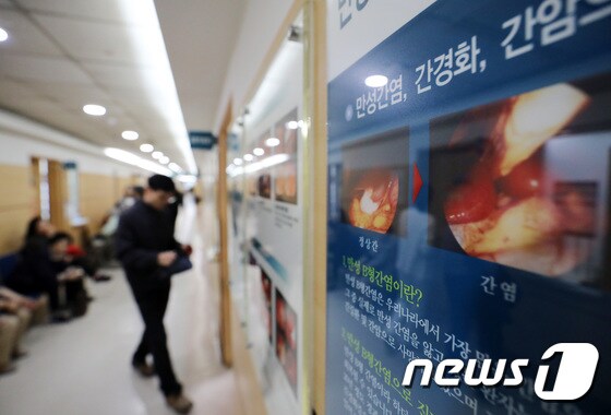 경기도 수원시 팔달구의 한 병원에서 A형간염 환자들이 진료를 기다리고 있다./뉴스1 © News1 조태형 기자