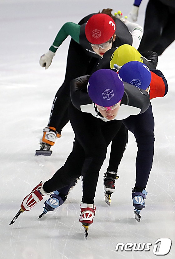 여자 쇼트트랙 대표팀 김지유(보라색 헬멧)가./뉴스1 © News1 황기선 기자