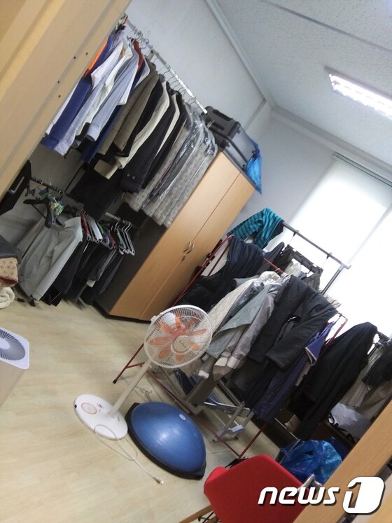 교실에 설치된 학교법인 설립자의 드레스룸© 뉴스1
