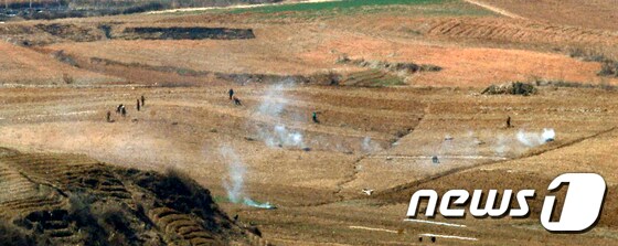 경기 파주시 장단면 도라산 전망대에서 바라본 북한 지역에서 북한 주민들이 밭을 태우고 있다. 2019.4.3/뉴스1 © News1 안은나 기자