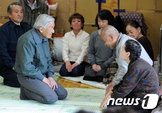 2011년 동일본대지진 재해현장을 찾은 아키히토 일왕. © AFP=뉴스1