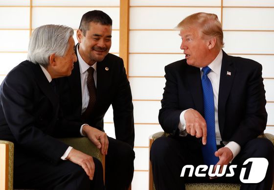 아키히토 일왕(왼쪽)이 지난 2017년 11월6일 일본을 방문한 도널드 트럼프 미국 대통령(오른쪽)을 만나 대화를 나누고 있다. © AFP=뉴스1
