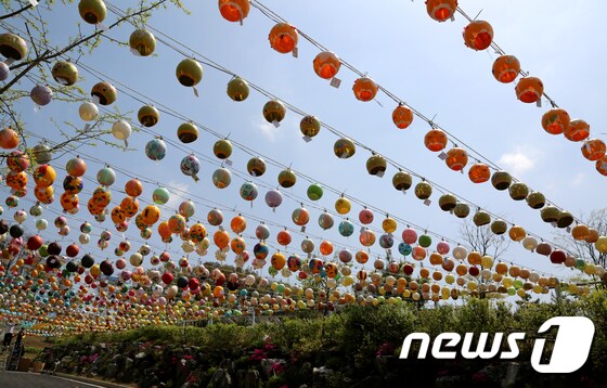 지난해 원주한지문화제 행사장에 펼쳐진 형형색생의 한지등/뉴스1 DB © News1