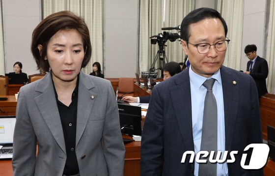 홍영표 더불어민주당 원내대표(오른쪽)와 나경원 자유한국당 원내대표. 뉴스1 © News1 이종덕 기자