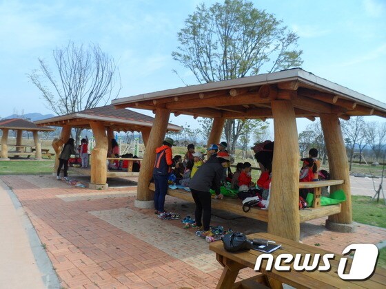 4일 전북 남원시 요천생태습지공원에서 시민들이 휴식을 취하고 있다.(남원시 제공)2019.04.04