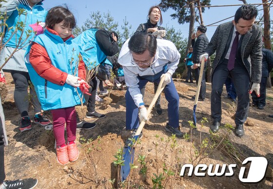 성장현 용산구청장 '오늘은 나무 심는 날'