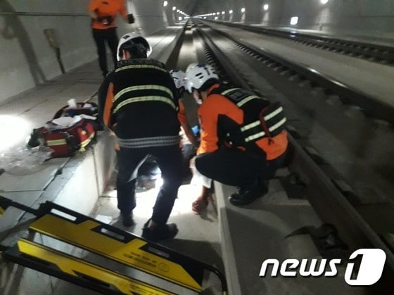 공주역과 오송역 사이인 계룡터널 내 하행선 선로 위에 쓰러져 있는 30대 여성을 119 구조대가 응급처치를 하고 있다(제공=공주소방서)© 뉴스1