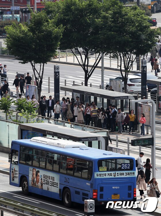  서울역 버스 환승센터에서 버스들이 줄지어 지나는 모습. 2019.5.10/뉴스1 © News1