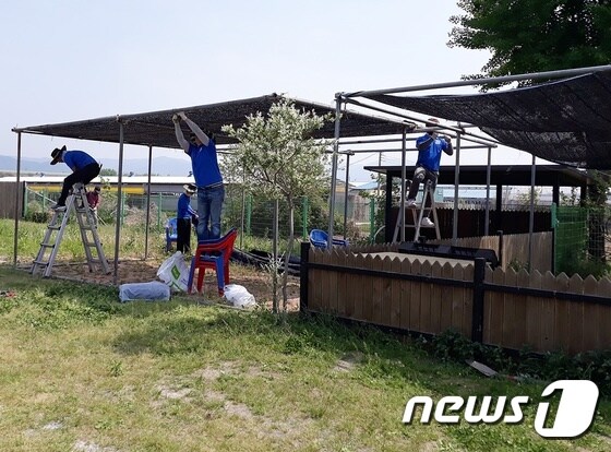블루엔젤봉사단은 11일 안성평강공주보호소에서 봉사활동을 진행했다. © News1 최서윤 기자