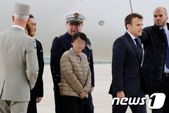 신원미상의 한국인 여성 1명이 11일(현지시간) 아프리카 서부 부르키나파소의 무장단체 납치범들에게 붙잡혀 억류돼 있다 풀려나 프랑스 파리 인근 빌라쿠블레 군 비행장에 무사히 도착했다.  © News1 이동원 기자