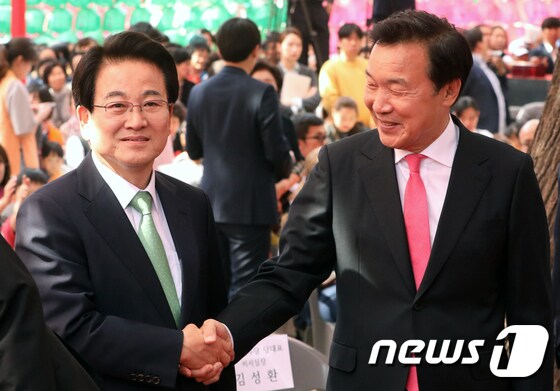 손학규 바른미래당 대표(오른쪽)와 정동영 민주평화당 대표. © News1 이종덕 기자