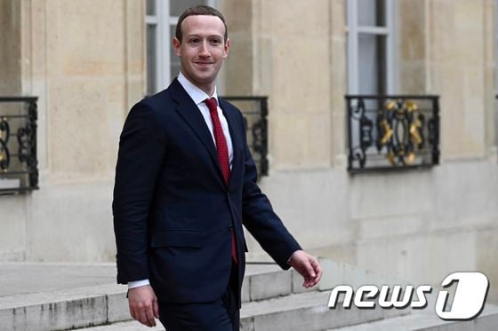 10일(현지시간) 프랑스를 방문한 마크 저커버그 페이스북 최고경영자(CEO)가 페이스북을 해체해야 한다는 주장에 반대 의견을 내놨다. © AFP=뉴스1
