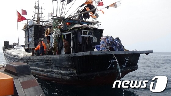 군산해경 1001함이 부상당한 중국선원이 타고 있는 어선에 도착하고 있다.© 뉴스1