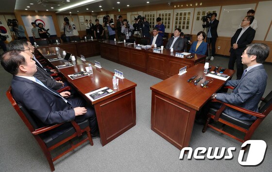 김갑배 법무부 검찰 과거사위원회 위원장(오른쪽)과 위원들이 지난 13일 오후 경기 과시  법무부에서 열린 회의에 참석해 자리하고 있다. 2019.5.13/뉴스1 © News1 박세연 기자